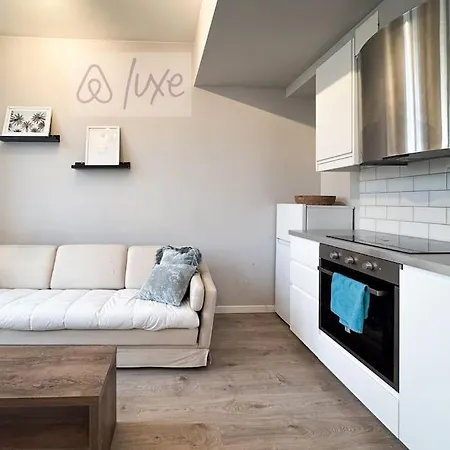 Double Bed & Sofa Bed - Modern Kitchen - Fast Wifi Apartment *